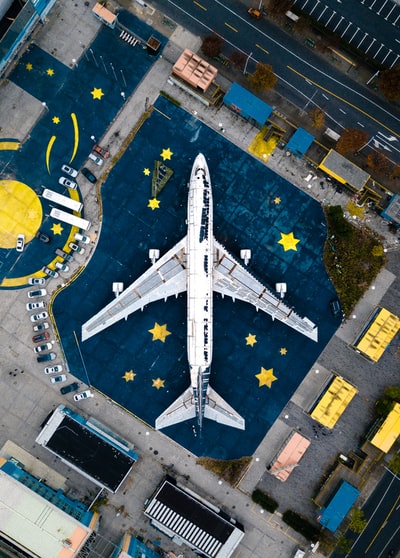 航空摄影的白色和黑色衬在机场白天
